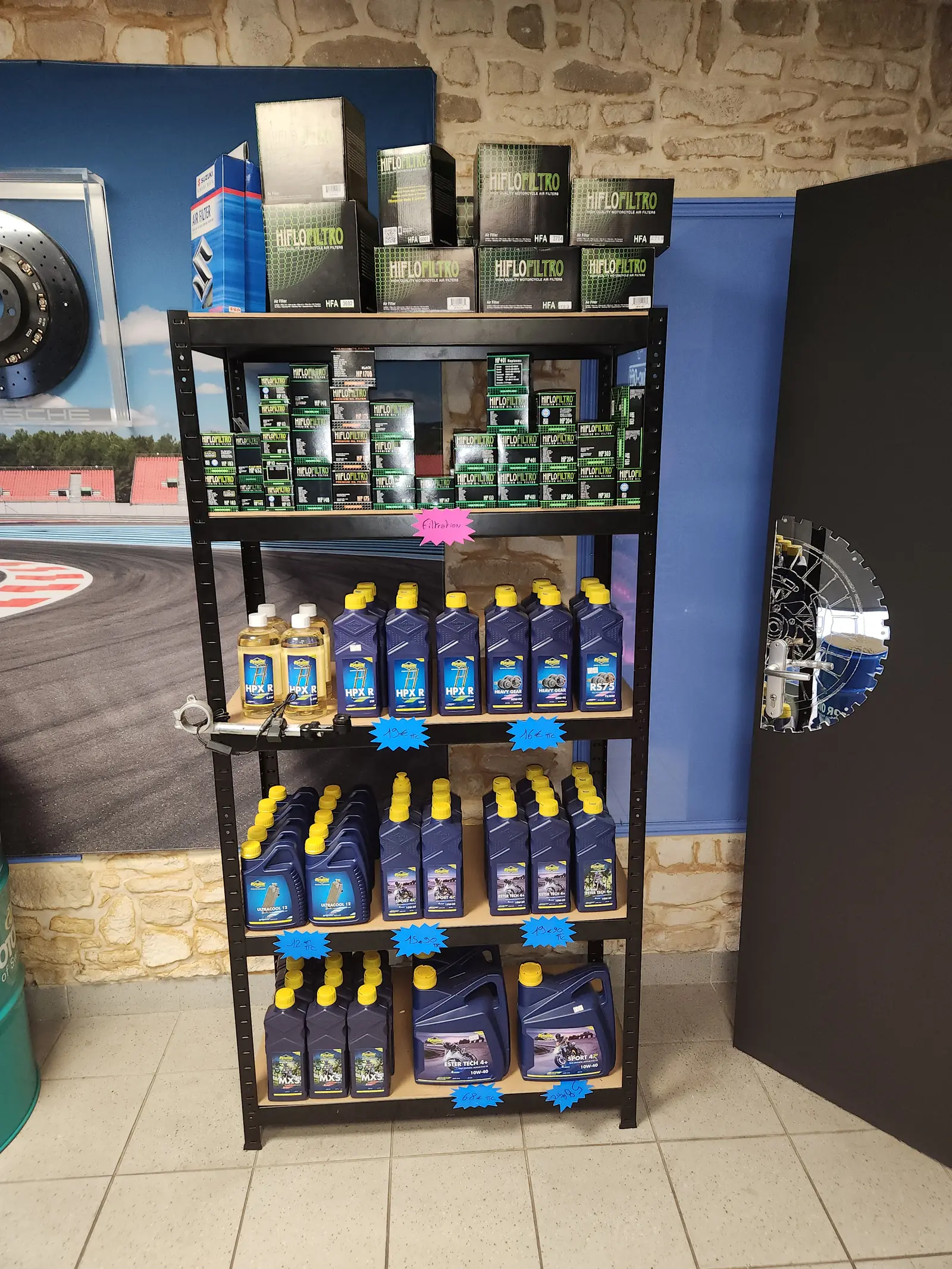 Stock de pièces et accessoires moto chez HRL Moto, garagiste moto au Neubourg